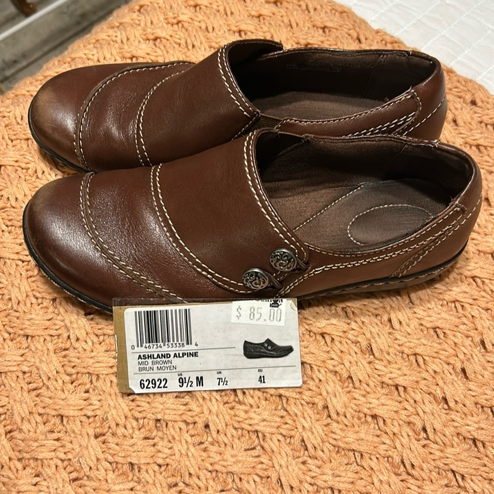 Clark’s Ashland alpine mid brown flat shoe